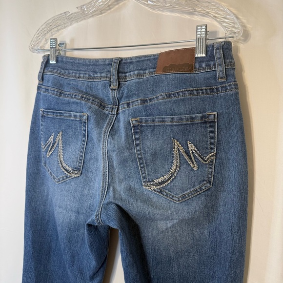 Maurices Woman’s Mid-Rise Medium Wash Bootcut Jeans — 9/10 Long - Picture 10 of 13